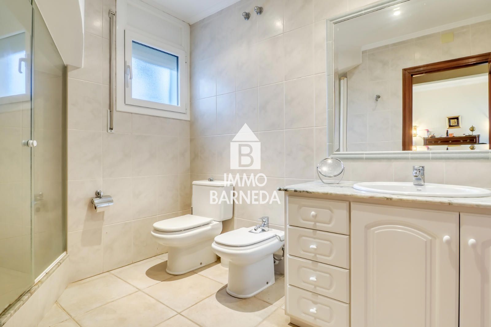 Maison spacieuse avec magnifique jardin dans un quartier résidentiel calme