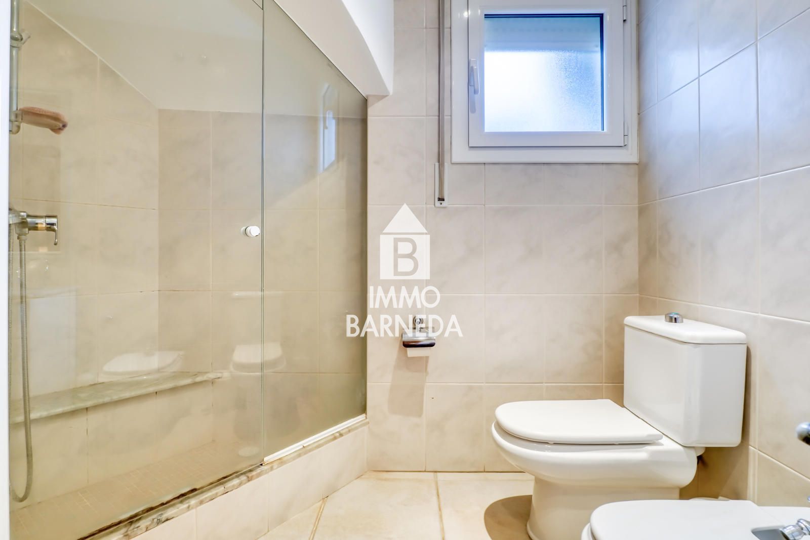 Maison spacieuse avec magnifique jardin dans un quartier résidentiel calme