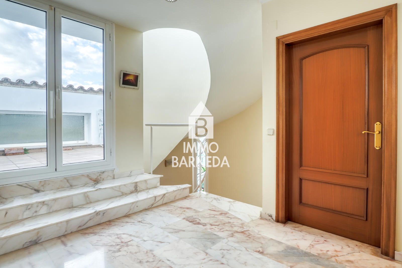 Maison spacieuse avec magnifique jardin dans un quartier résidentiel calme