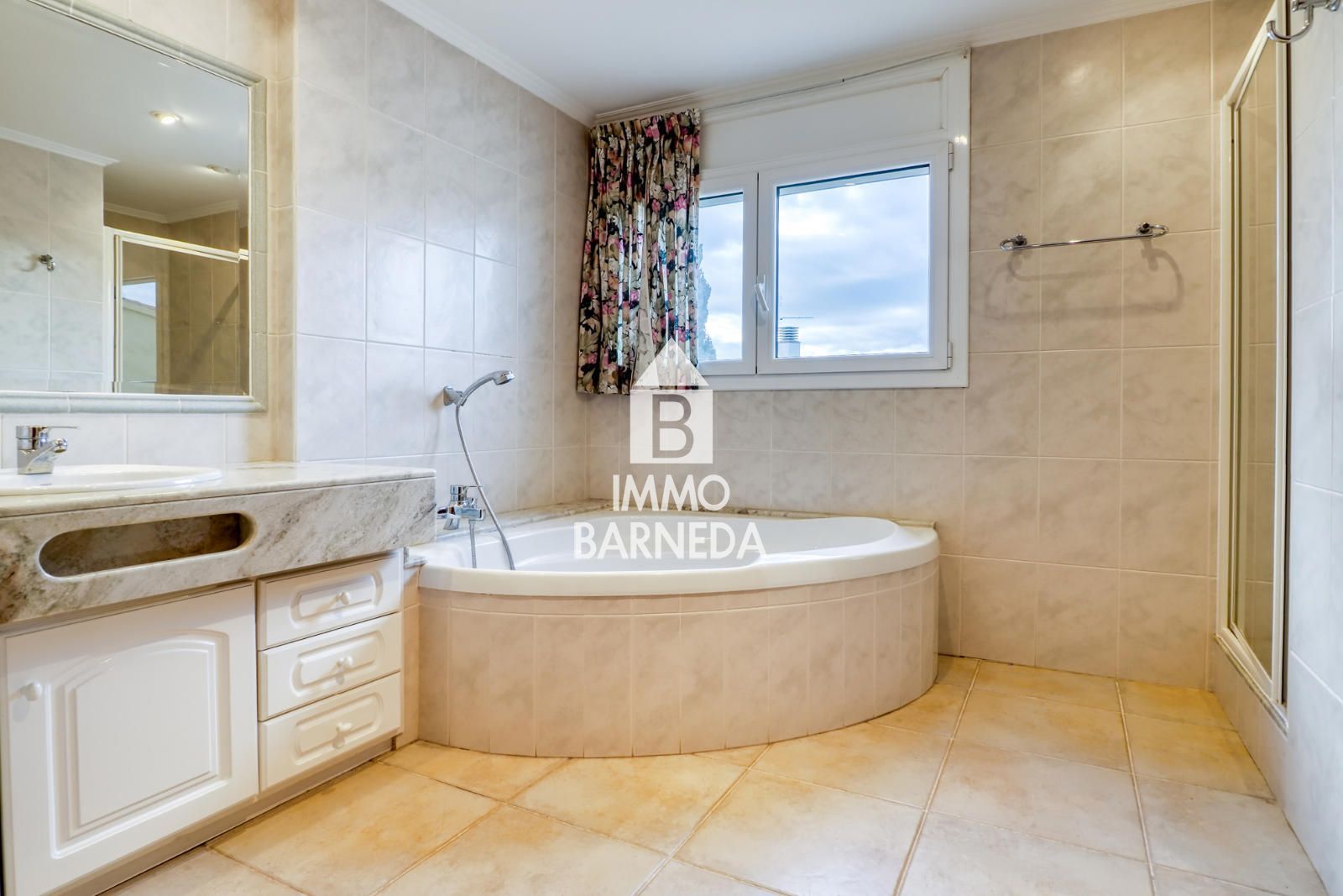 Maison spacieuse avec magnifique jardin dans un quartier résidentiel calme