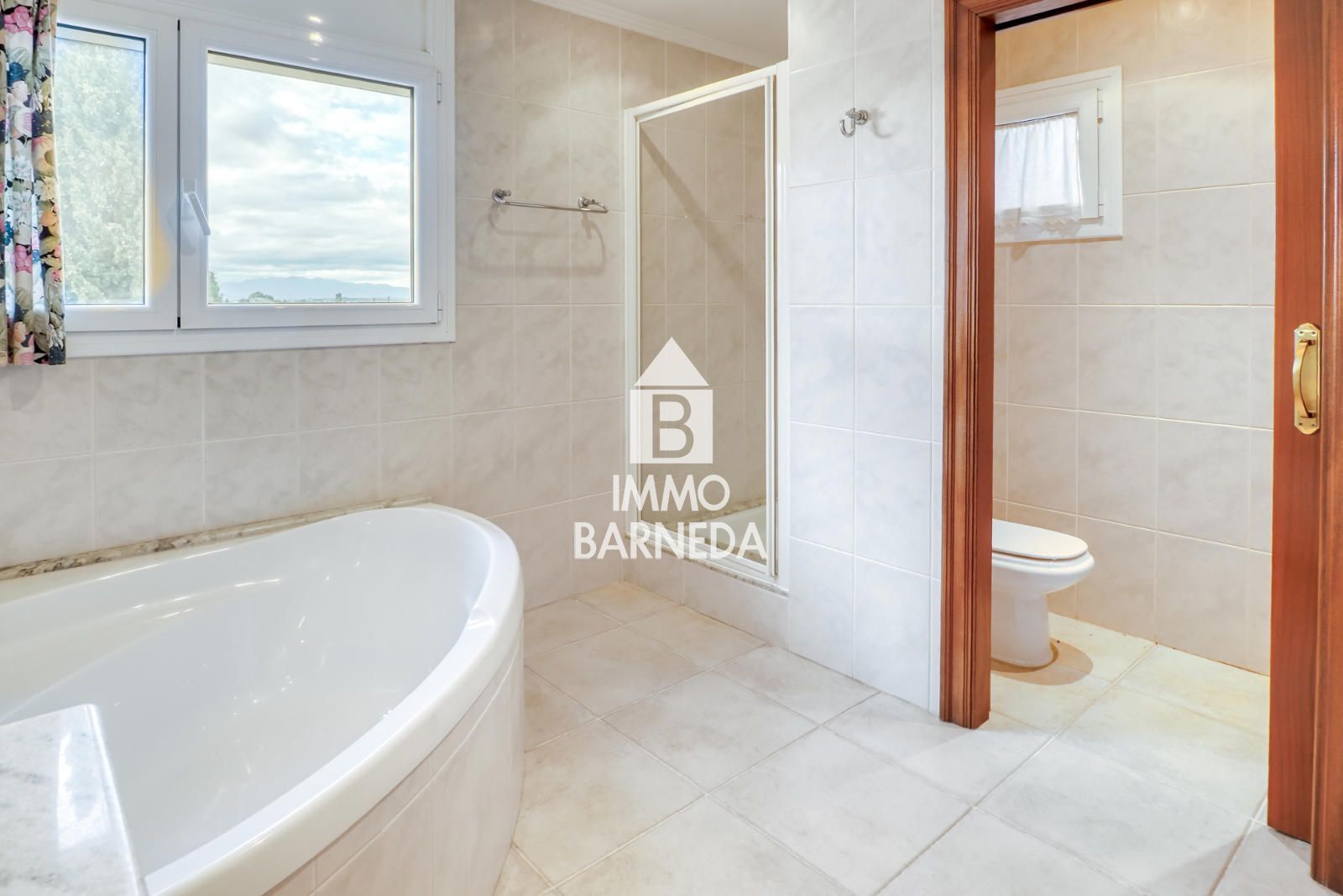 Maison spacieuse avec magnifique jardin dans un quartier résidentiel calme