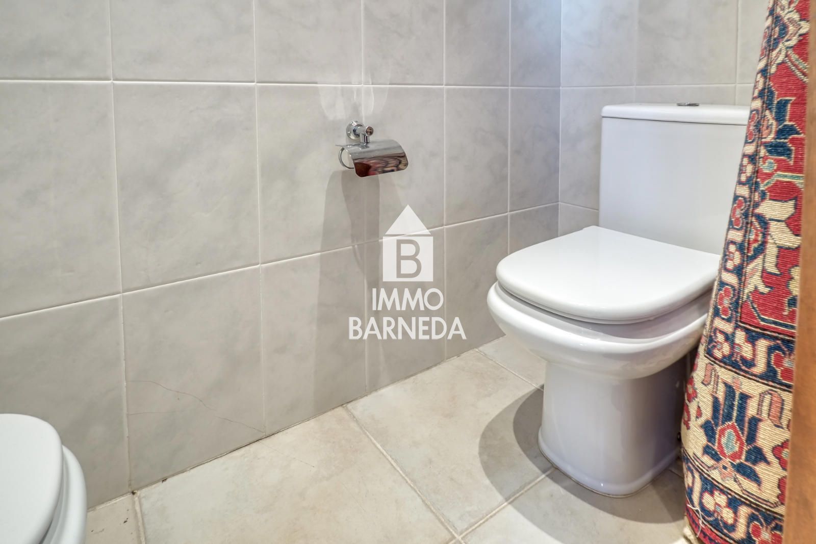 Maison spacieuse avec magnifique jardin dans un quartier résidentiel calme