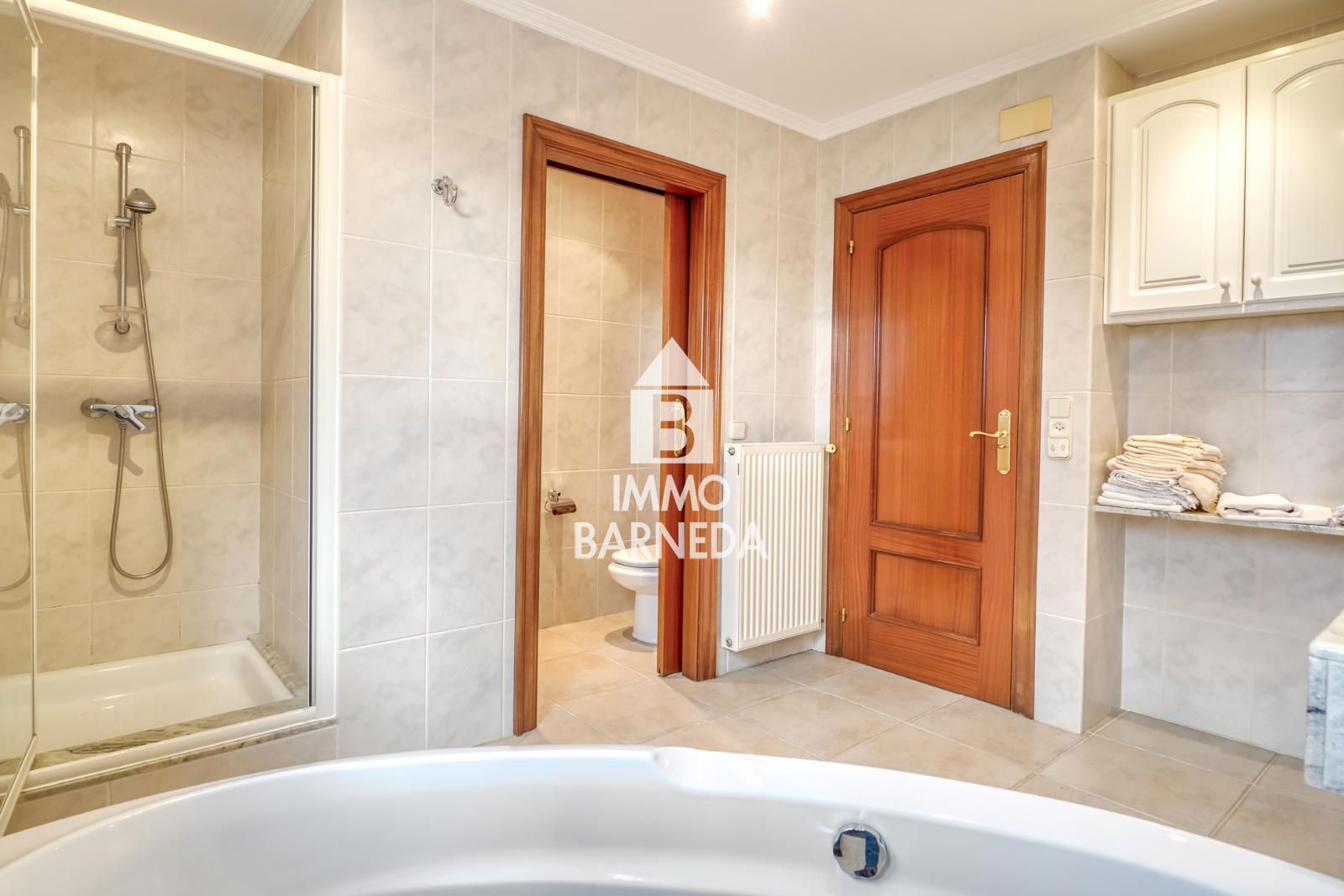 Maison spacieuse avec magnifique jardin dans un quartier résidentiel calme