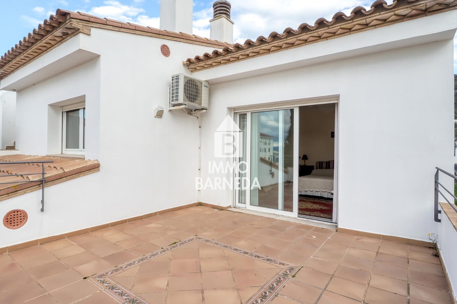 Maison spacieuse avec magnifique jardin dans un quartier résidentiel calme