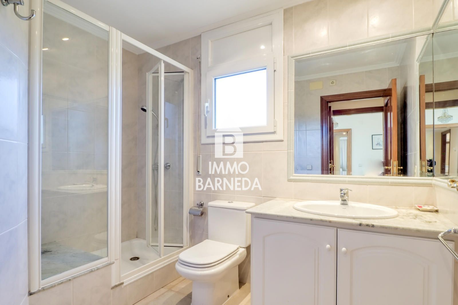 Maison spacieuse avec magnifique jardin dans un quartier résidentiel calme