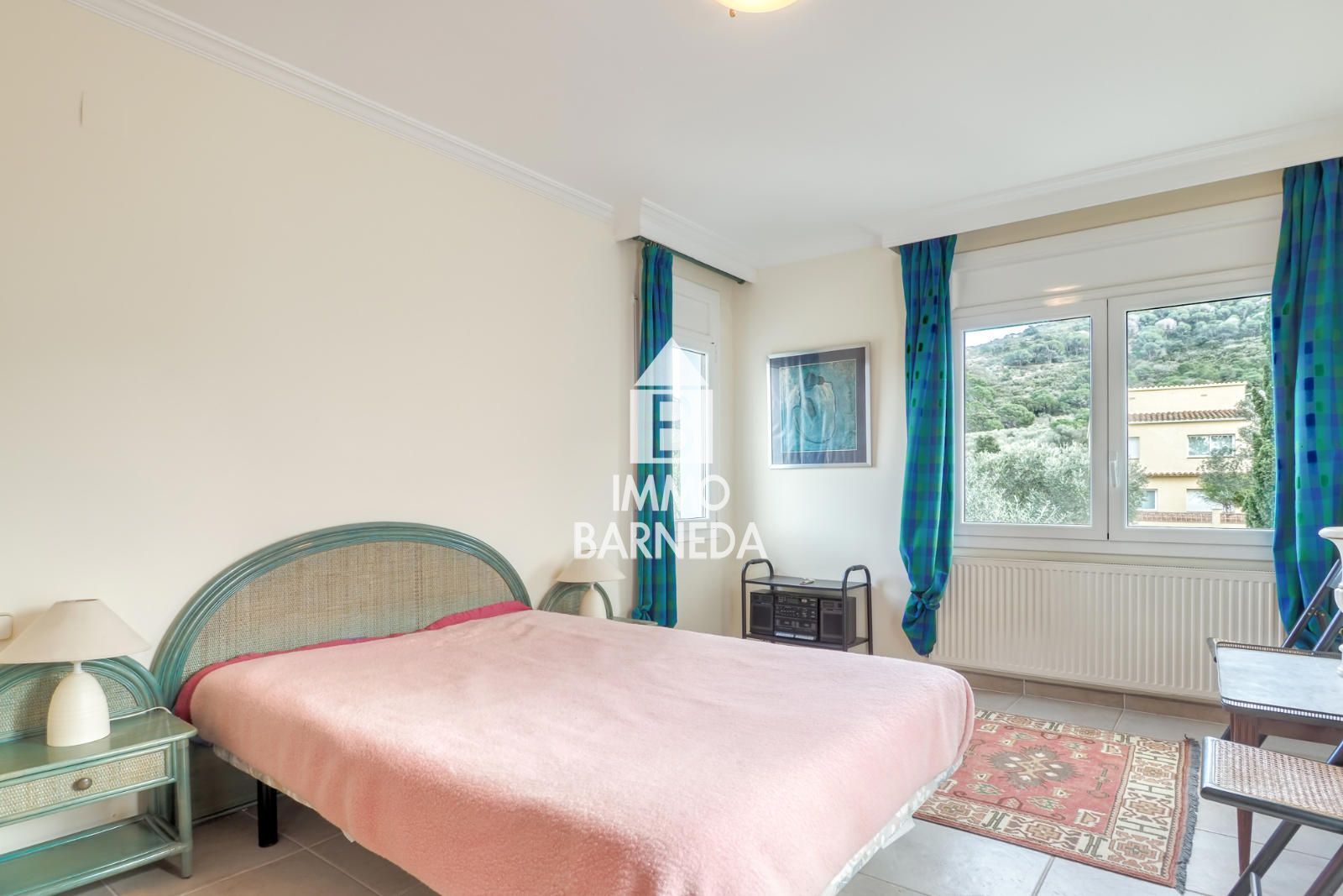 Maison spacieuse avec magnifique jardin dans un quartier résidentiel calme