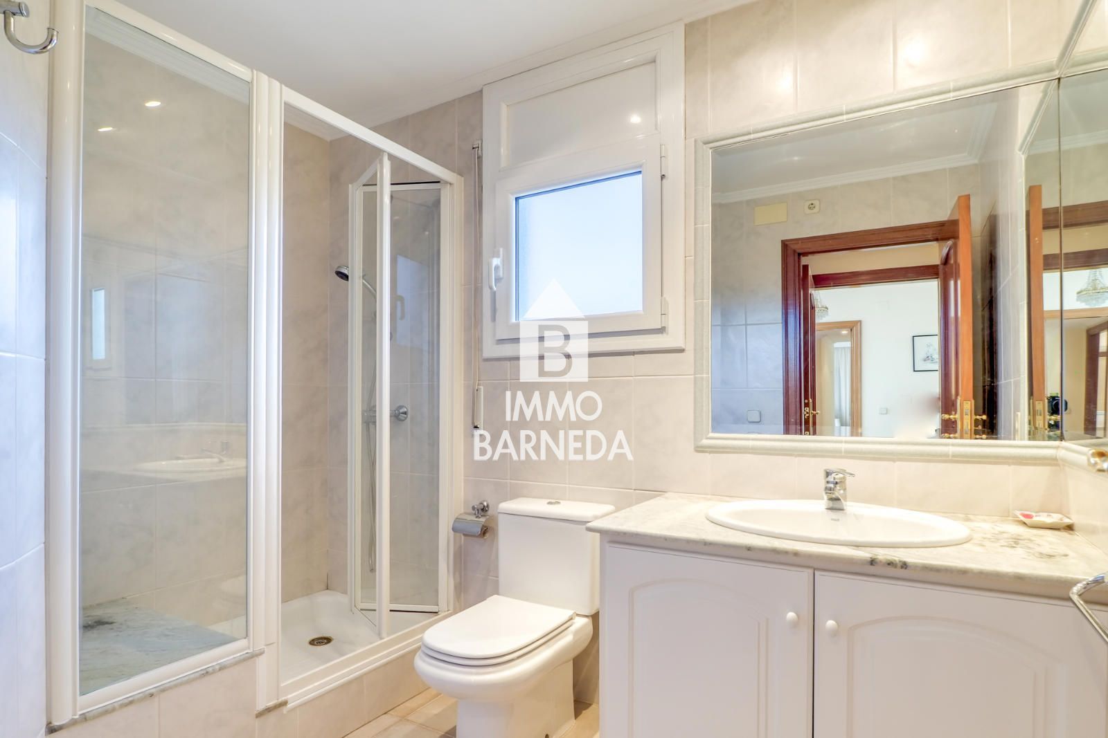 Maison spacieuse avec magnifique jardin dans un quartier résidentiel calme