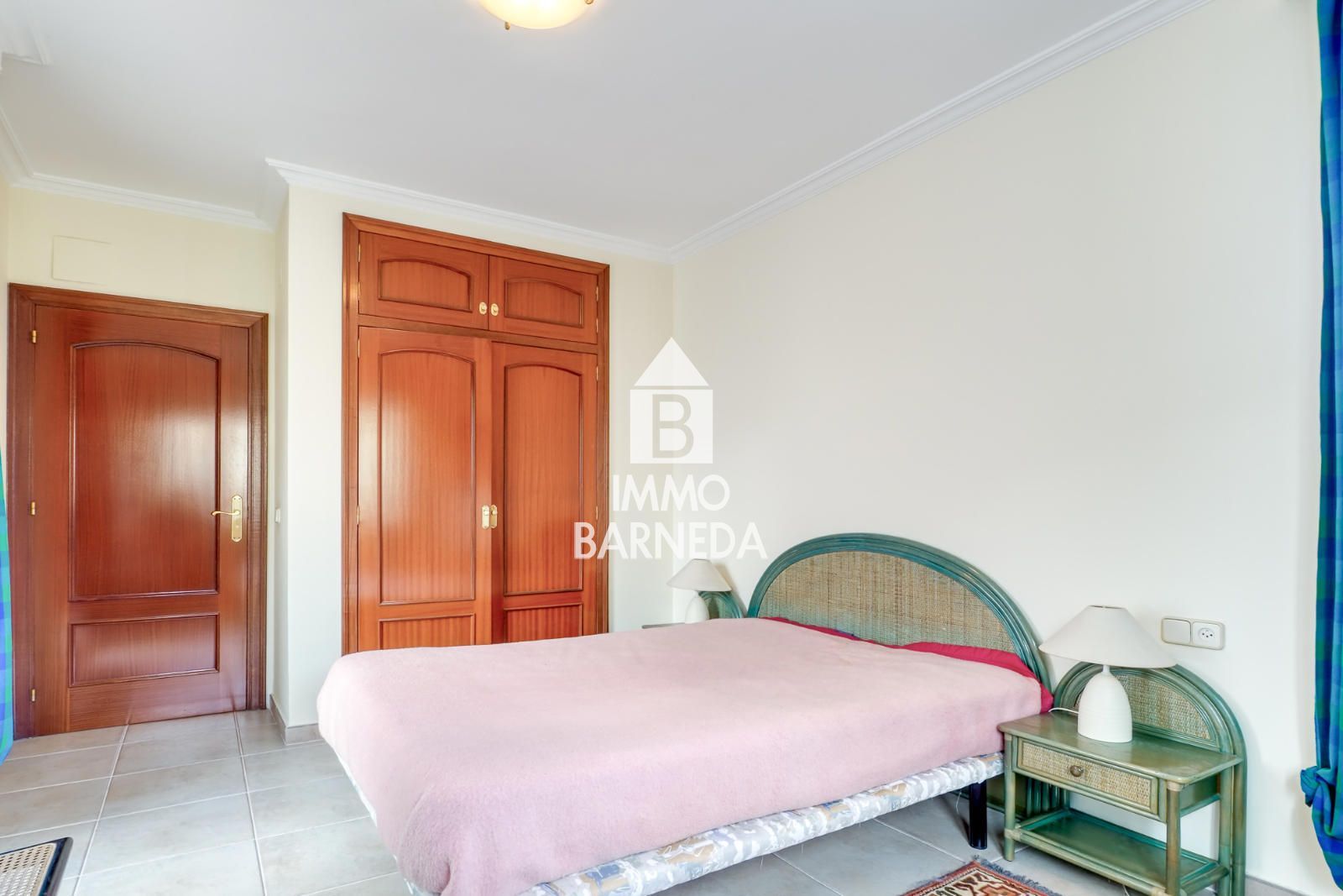 Maison spacieuse avec magnifique jardin dans un quartier résidentiel calme