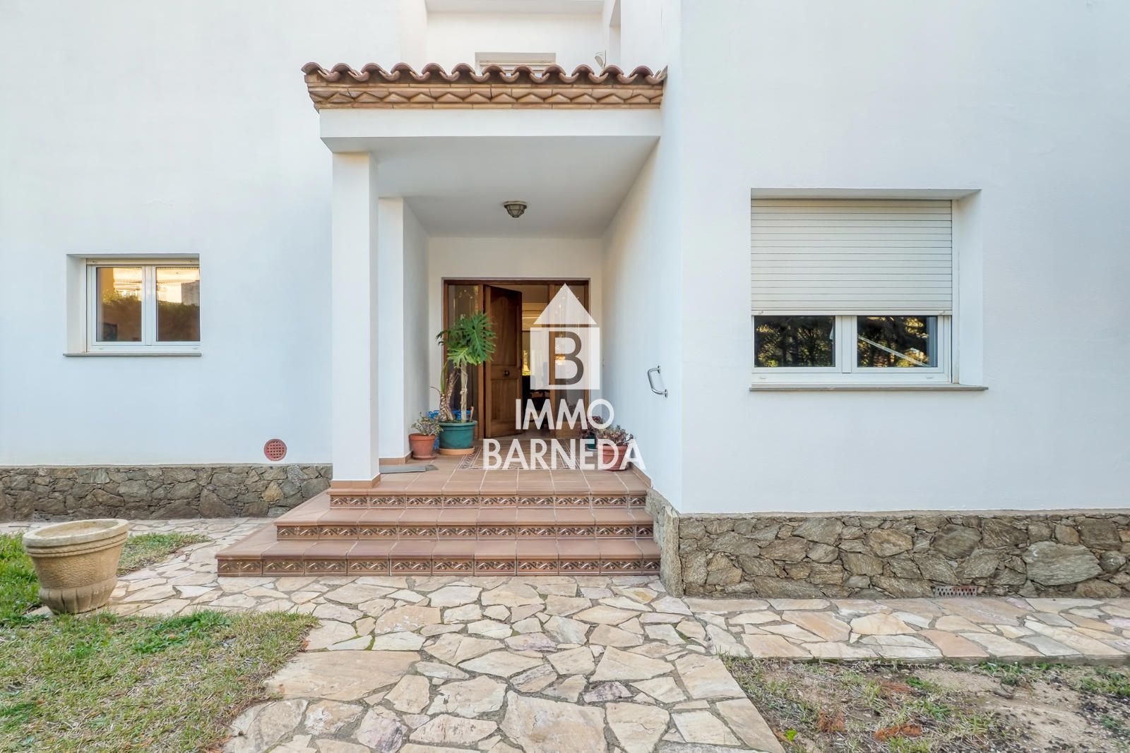 Maison spacieuse avec magnifique jardin dans un quartier résidentiel calme