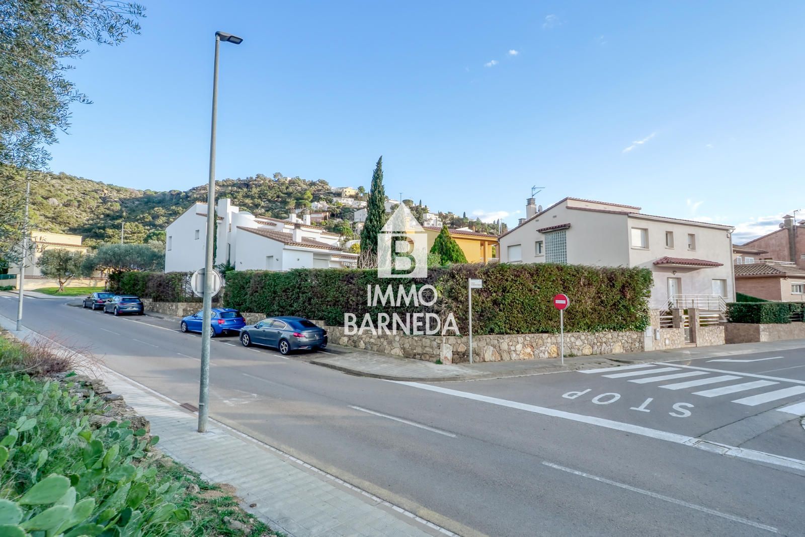 Maison spacieuse avec magnifique jardin dans un quartier résidentiel calme