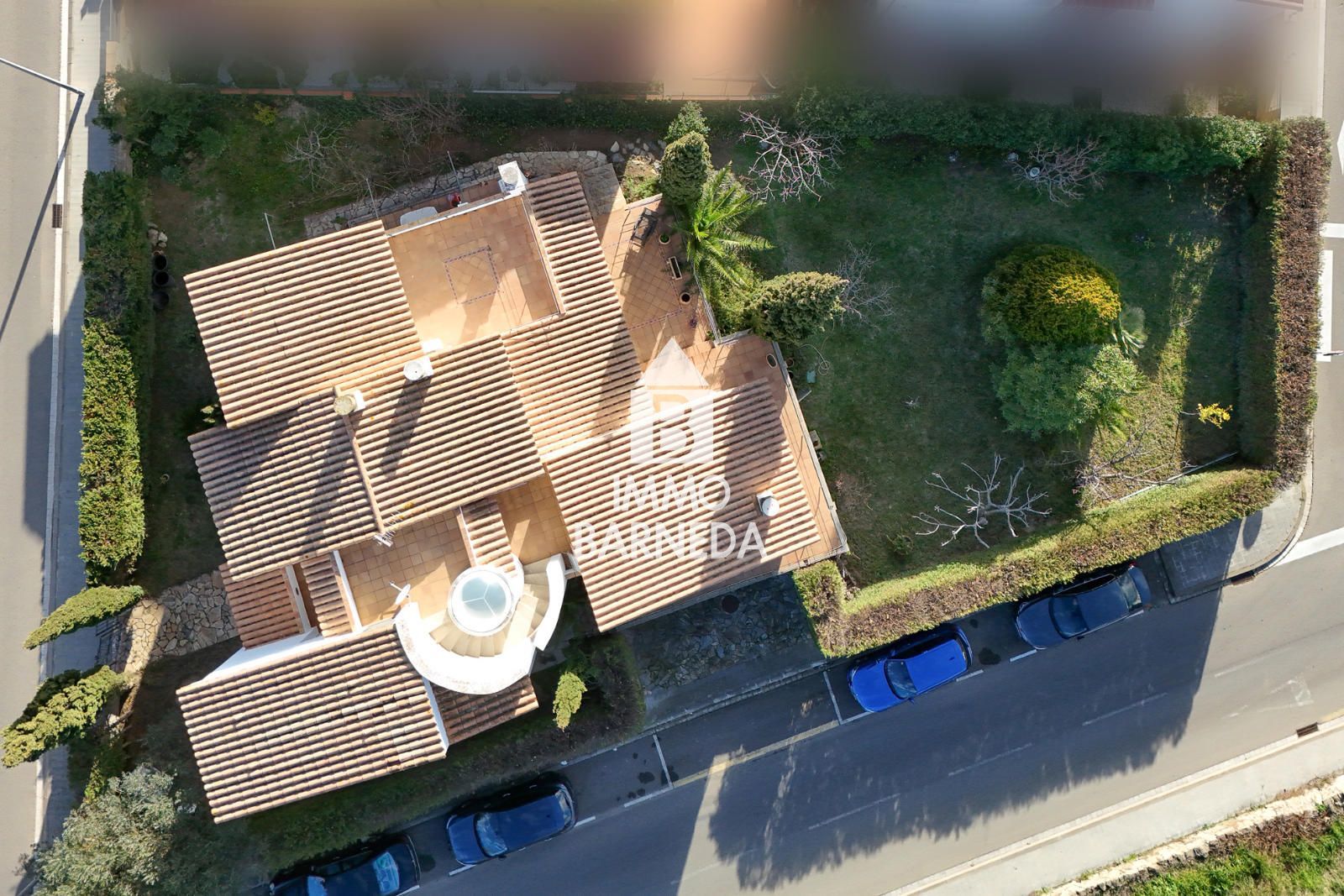 Maison spacieuse avec magnifique jardin dans un quartier résidentiel calme