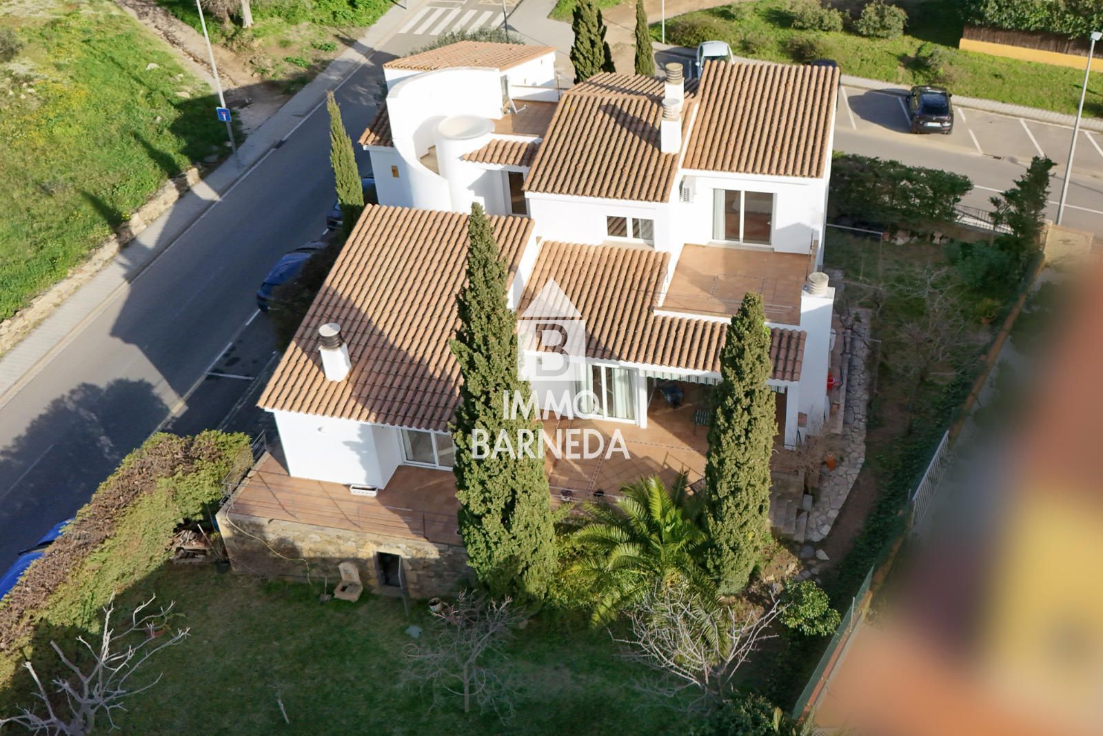 Maison spacieuse avec magnifique jardin dans un quartier résidentiel calme