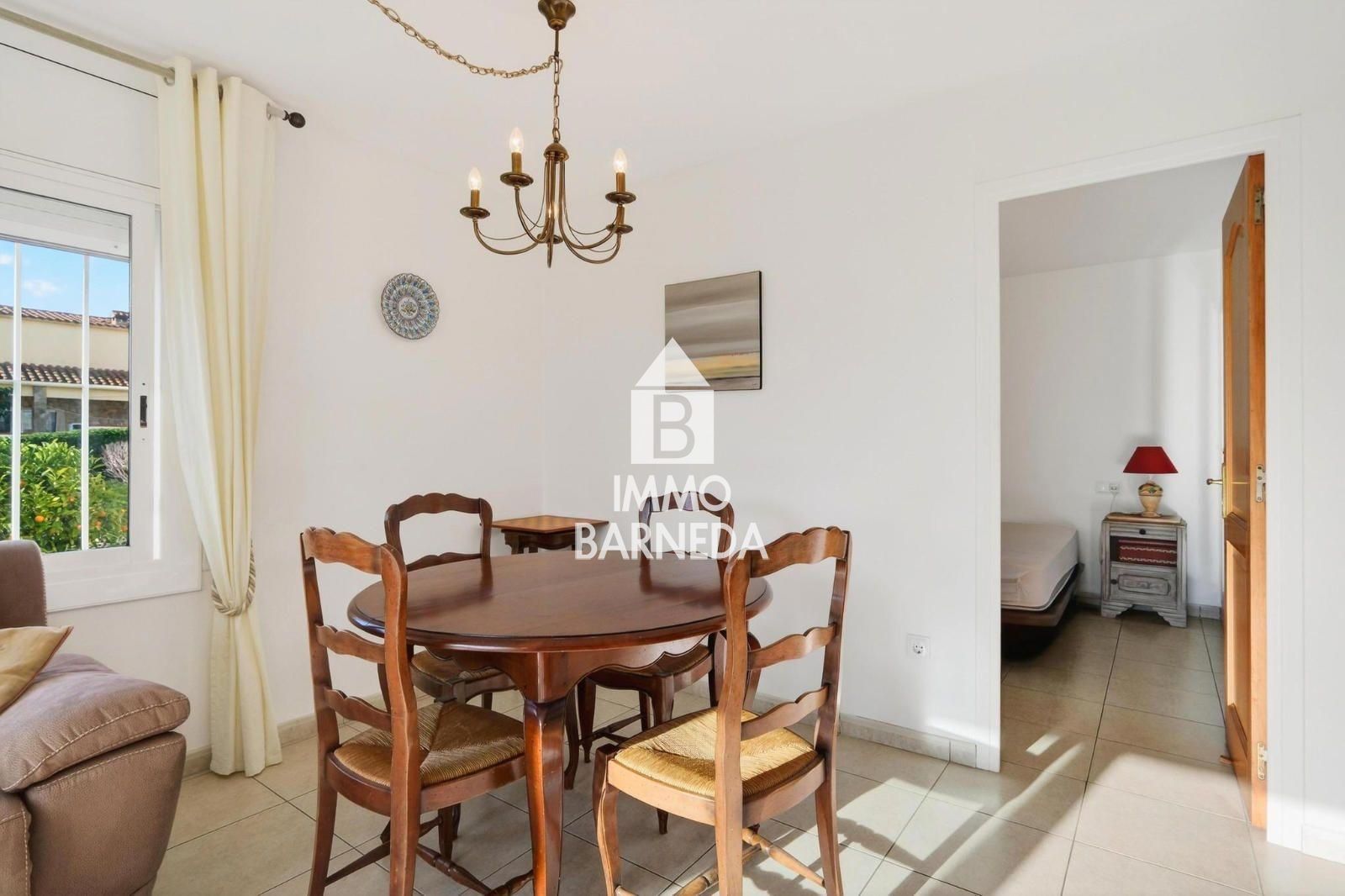 LES GARRIGUES Charmant appartement rénové avec jardins et parking communautaire