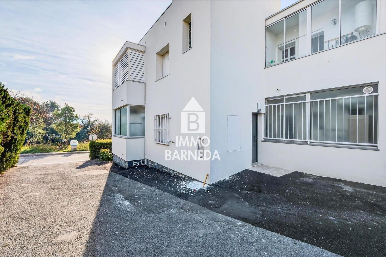 LES GARRIGUES Charmant appartement rénové avec jardins et parking communautaire