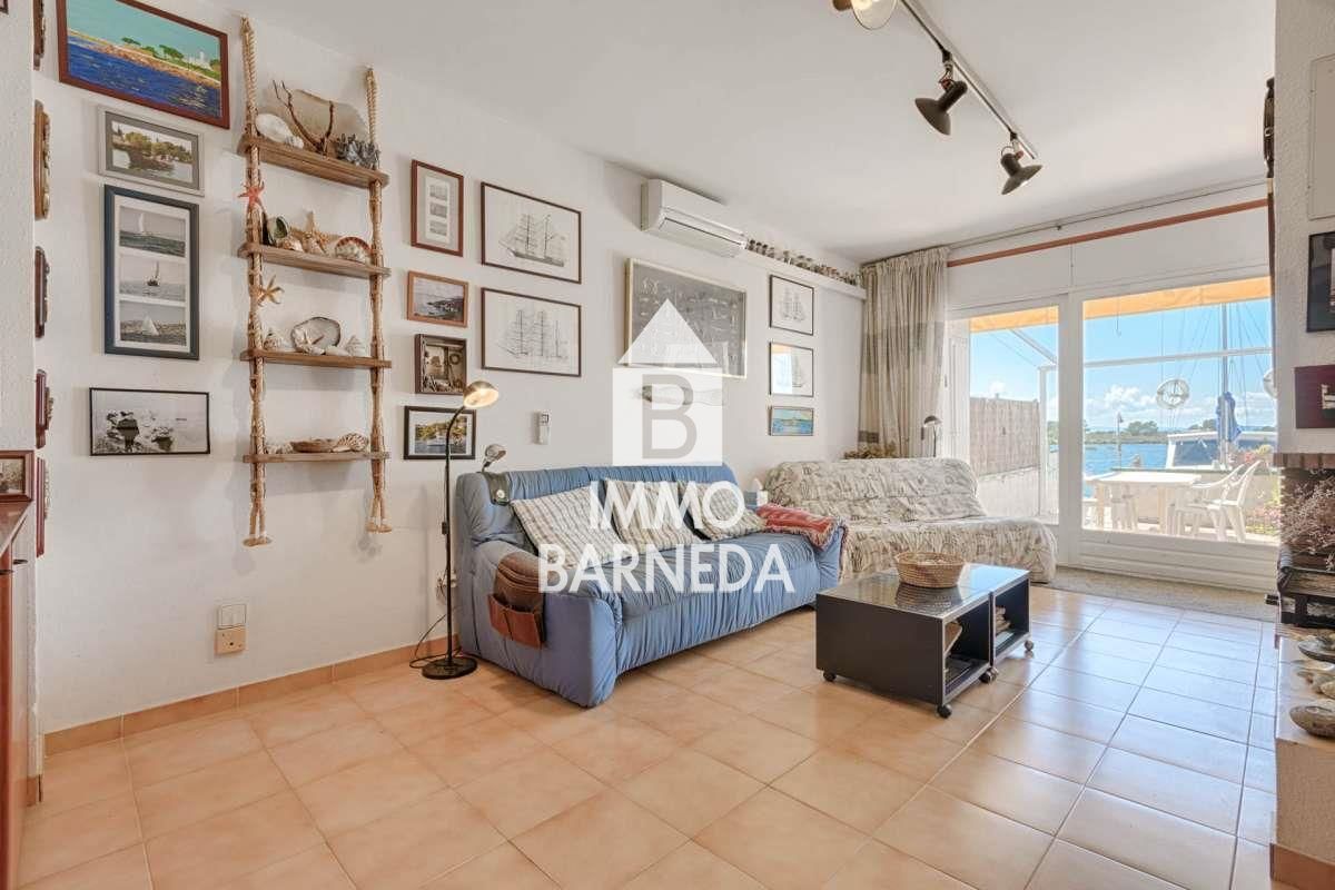 Exclusive house with a 10x4 m mooring and views of the natural park, canal, and sea in Roses