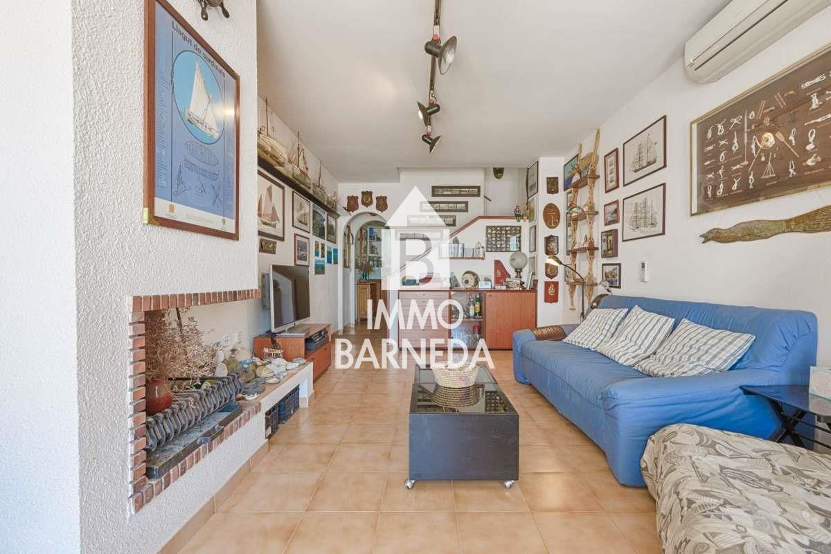 Exclusive house with a 10x4 m mooring and views of the natural park, canal, and sea in Roses