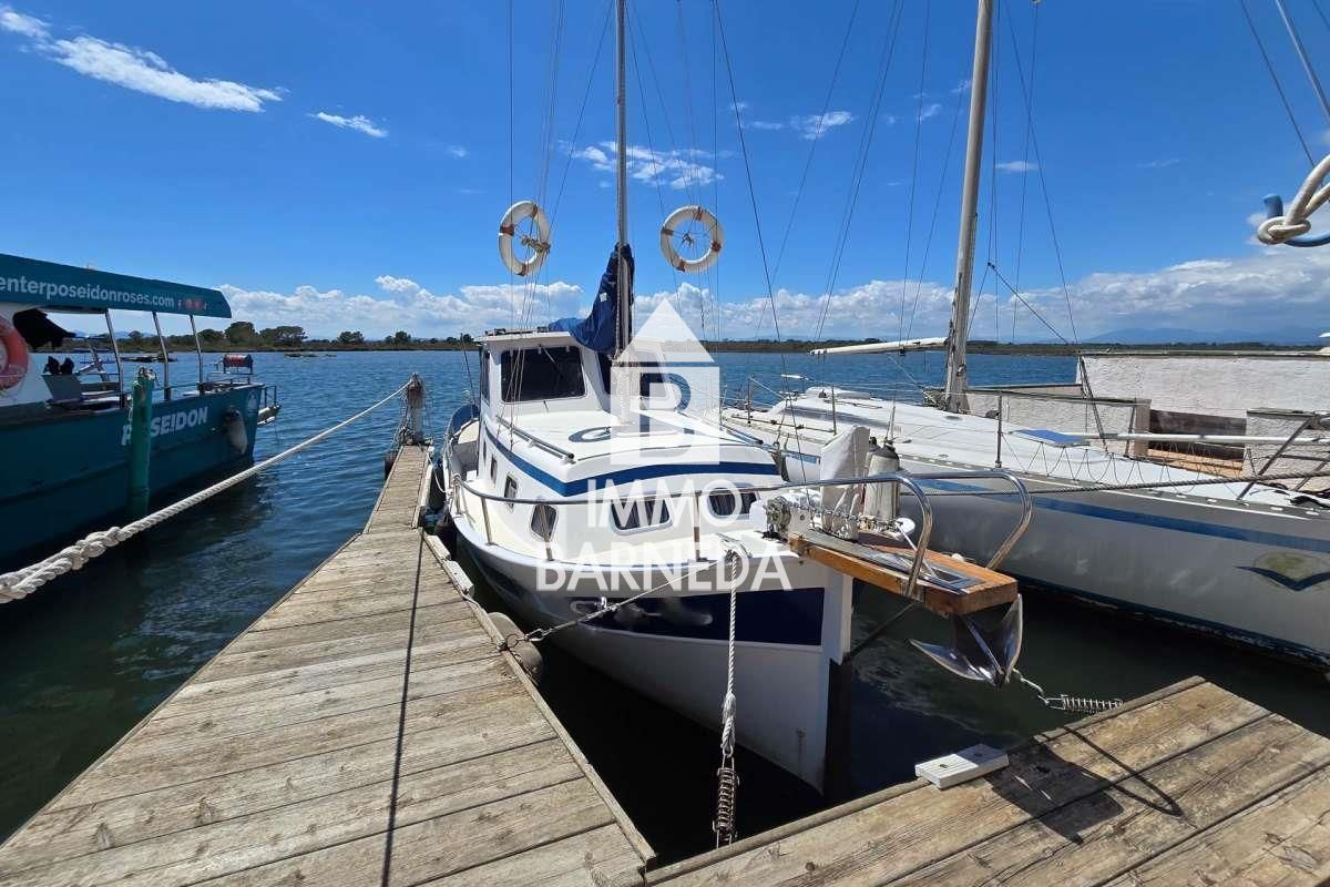 Exclusive house with a 10x4 m mooring and views of the natural park, canal, and sea in Roses