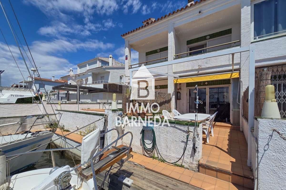 Exclusive house with a 10x4 m mooring and views of the natural park, canal, and sea in Roses