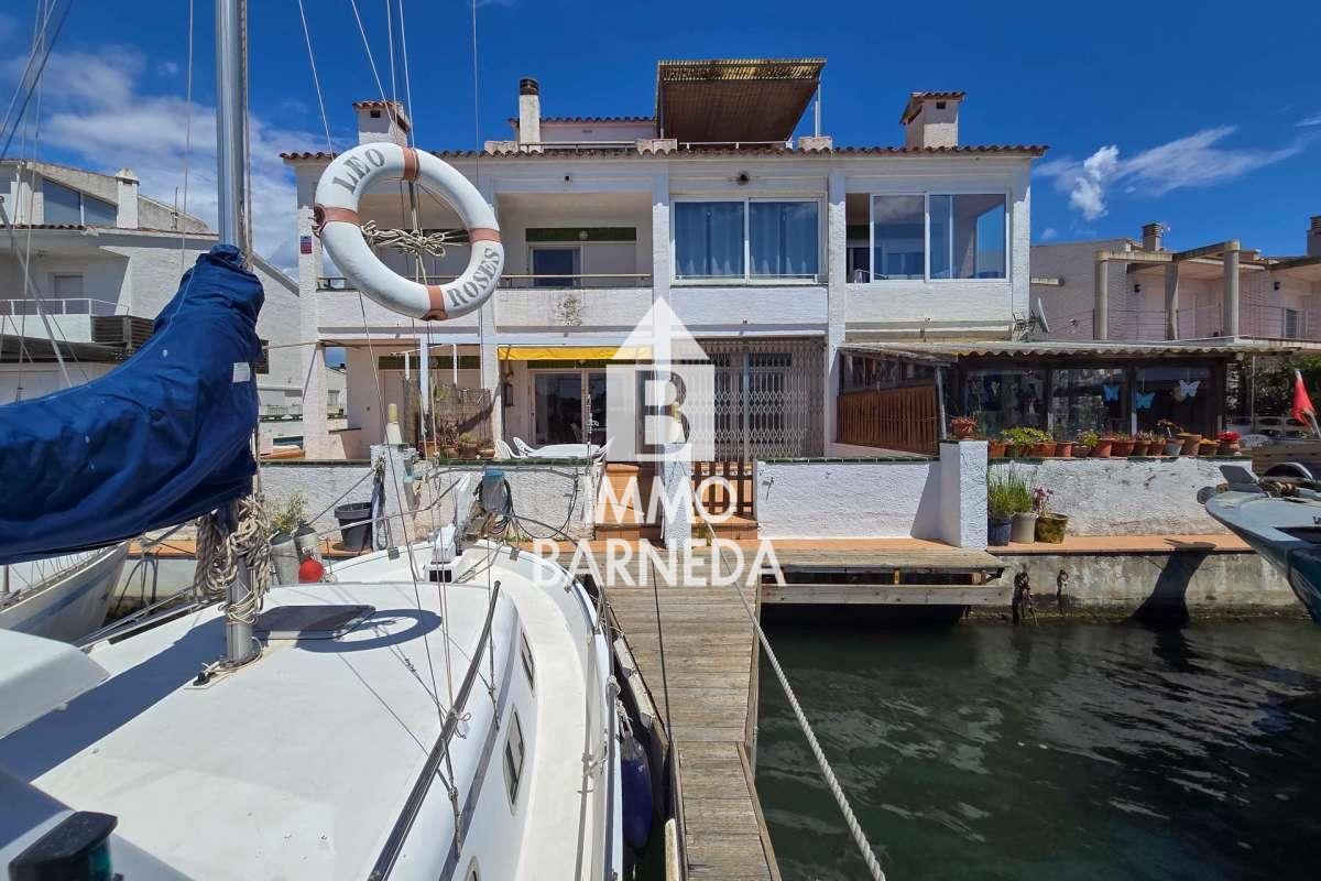 Exclusive house with a 10x4 m mooring and views of the natural park, canal, and sea in Roses