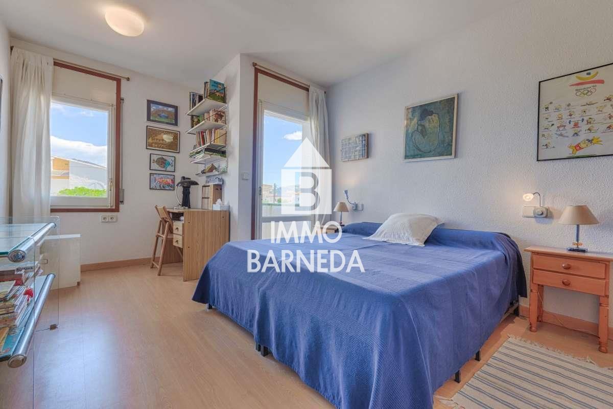 Exclusive house with a 10x4 m mooring and views of the natural park, canal, and sea in Roses