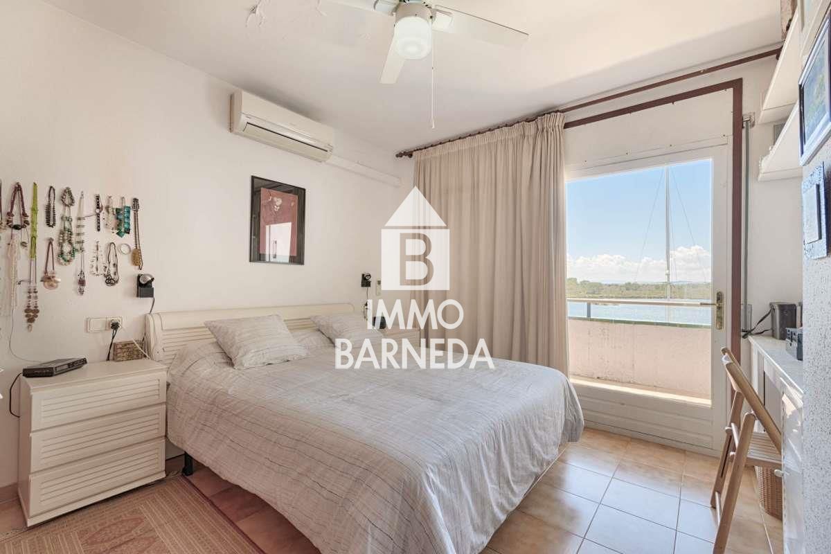 Exclusive house with a 10x4 m mooring and views of the natural park, canal, and sea in Roses