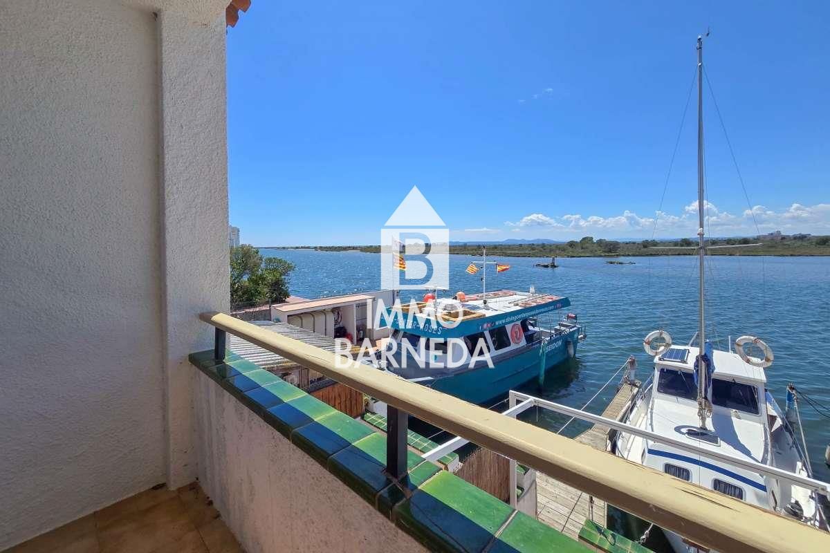 Exclusive house with a 10x4 m mooring and views of the natural park, canal, and sea in Roses