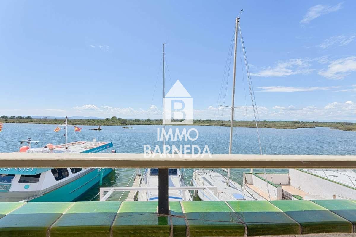 Exclusive house with a 10x4 m mooring and views of the natural park, canal, and sea in Roses