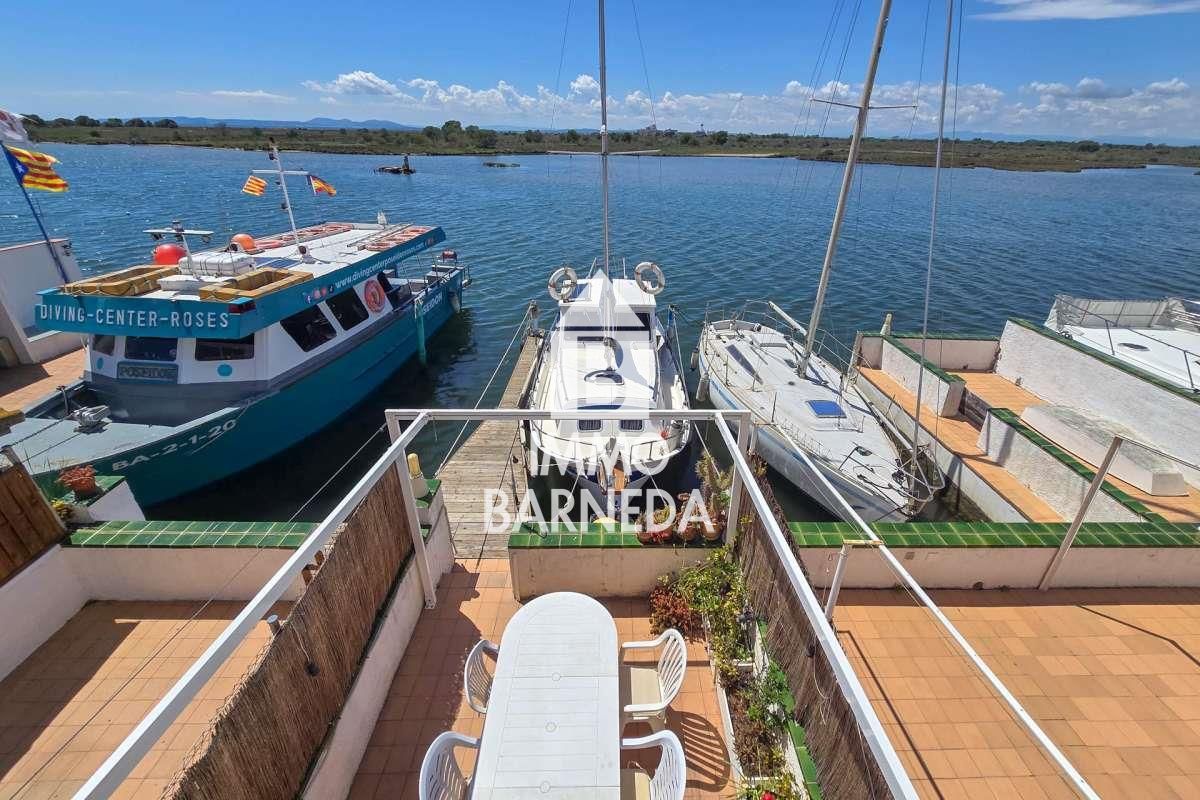 Exclusive house with a 10x4 m mooring and views of the natural park, canal, and sea in Roses