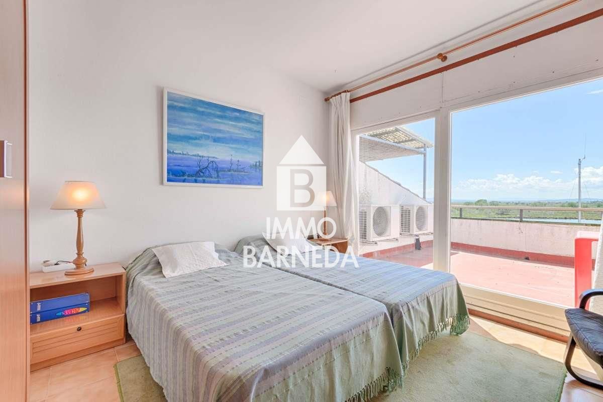 Exclusive house with a 10x4 m mooring and views of the natural park, canal, and sea in Roses