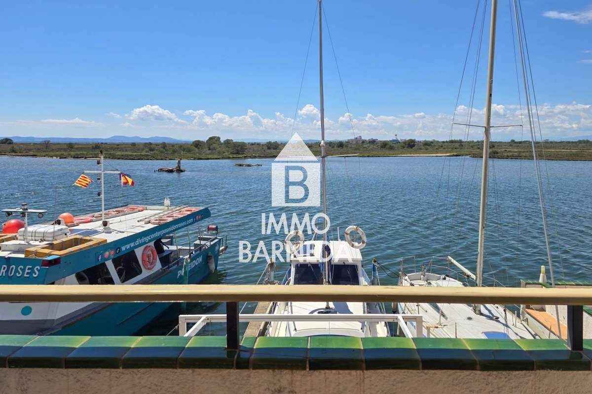 Exclusive house with a 10x4 m mooring and views of the natural park, canal, and sea in Roses