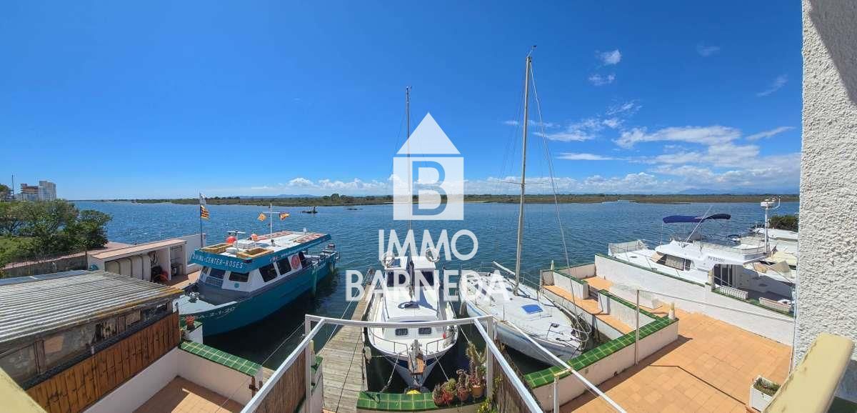 Exclusive house with a 10x4 m mooring and views of the natural park, canal, and sea in Roses