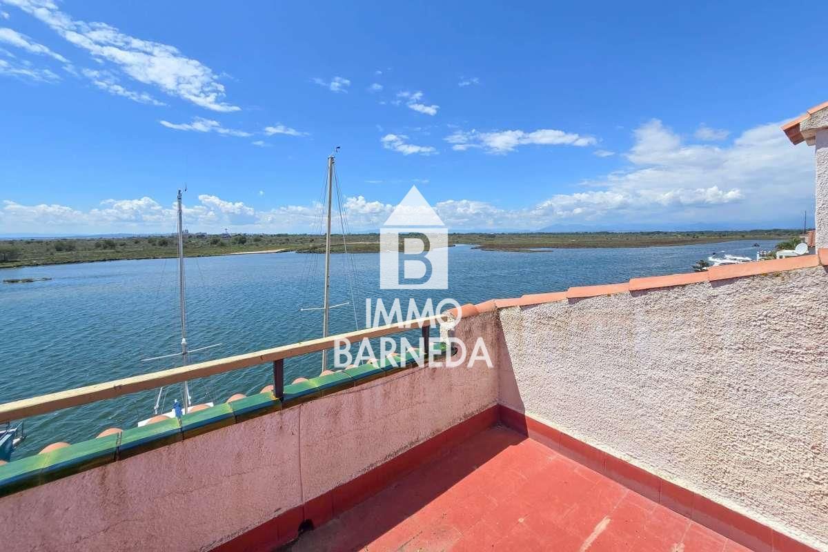 Exclusive house with a 10x4 m mooring and views of the natural park, canal, and sea in Roses