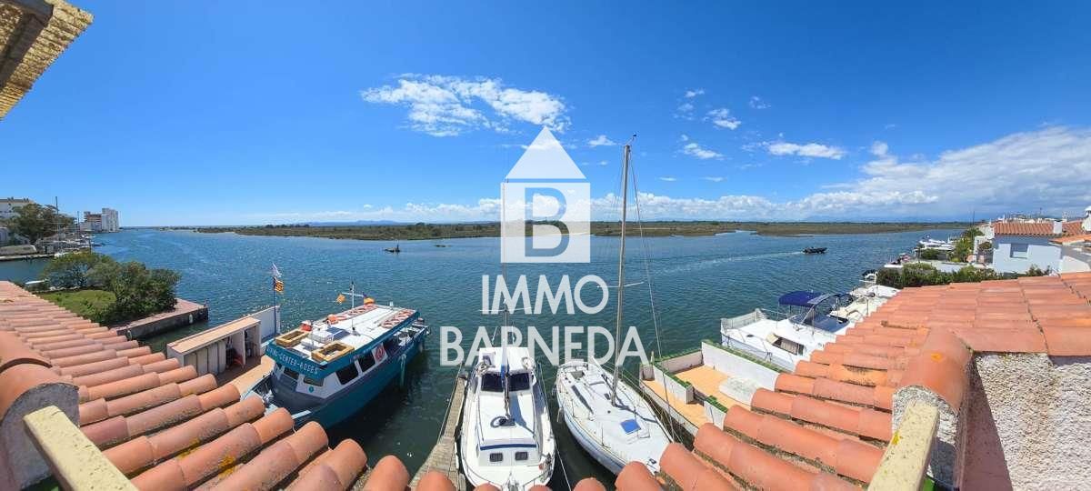Exclusive house with a 10x4 m mooring and views of the natural park, canal, and sea in Roses