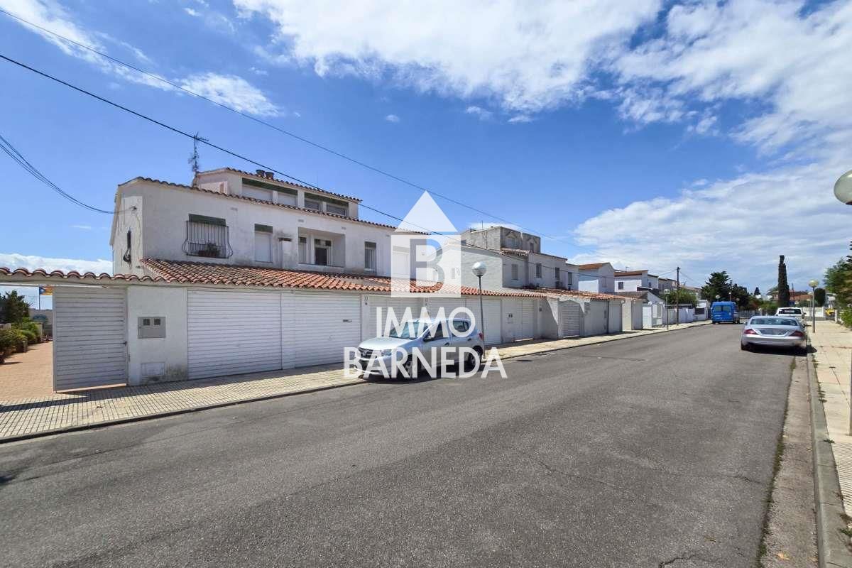 Exclusive house with a 10x4 m mooring and views of the natural park, canal, and sea in Roses