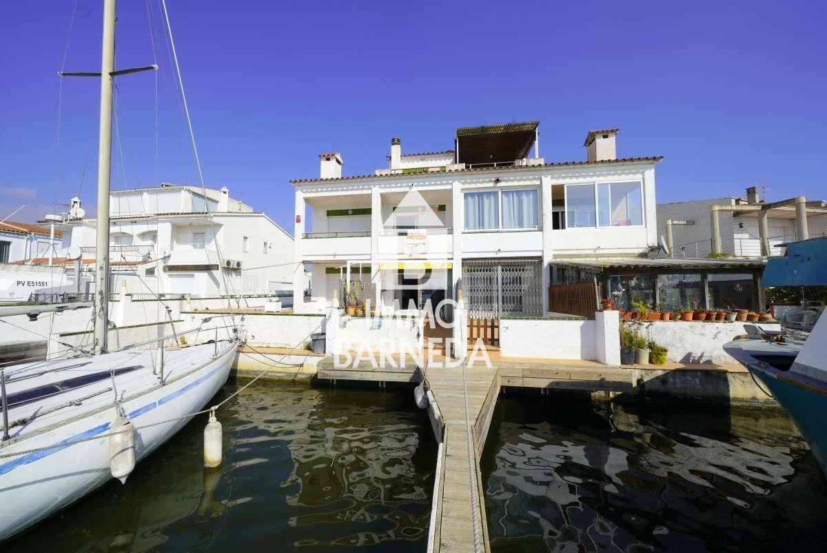Exclusive house with a 10x4 m mooring and views of the natural park, canal, and sea in Roses