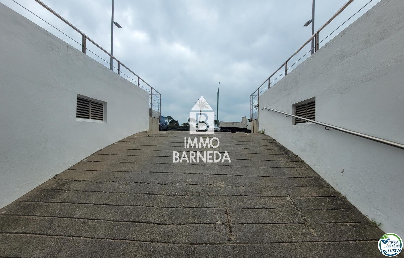 EMPURIABRAVA-DELTA MUGA: Plaça d'aparcament subterrani en venda