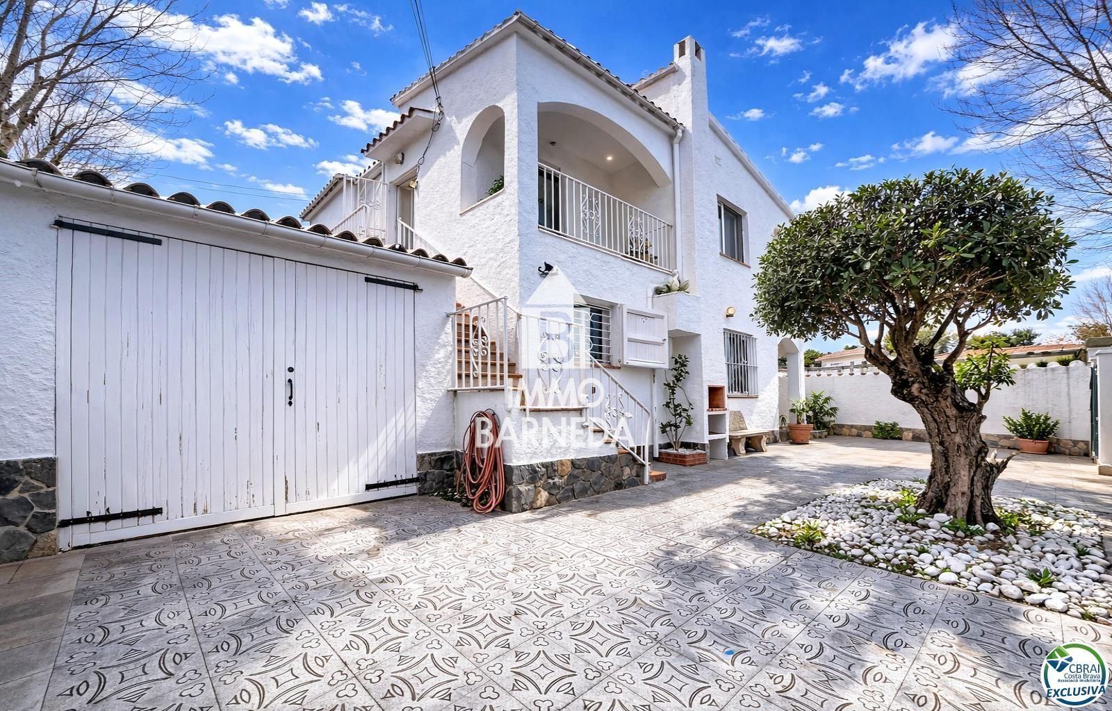 Detached Villa for sale in Empuriabrava, with 1,539 ft2, 4 rooms and 2 bathrooms and Garage.