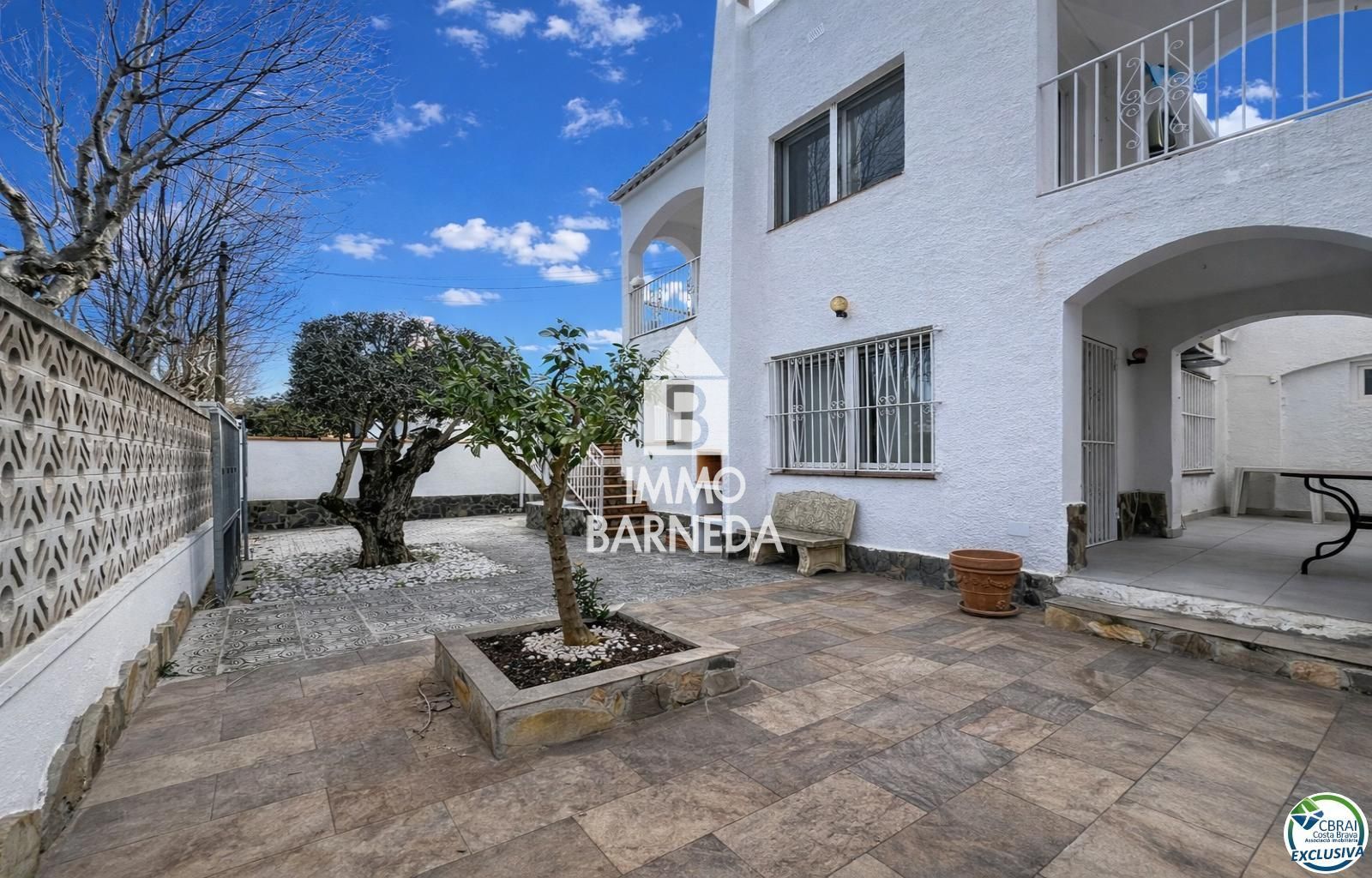 Detached Villa for sale in Empuriabrava, with 1,539 ft2, 4 rooms and 2 bathrooms and Garage.