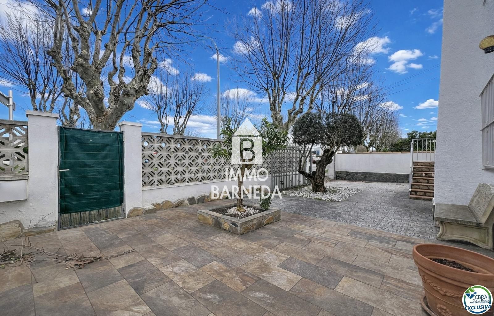 Detached Villa for sale in Empuriabrava, with 1,539 ft2, 4 rooms and 2 bathrooms and Garage.