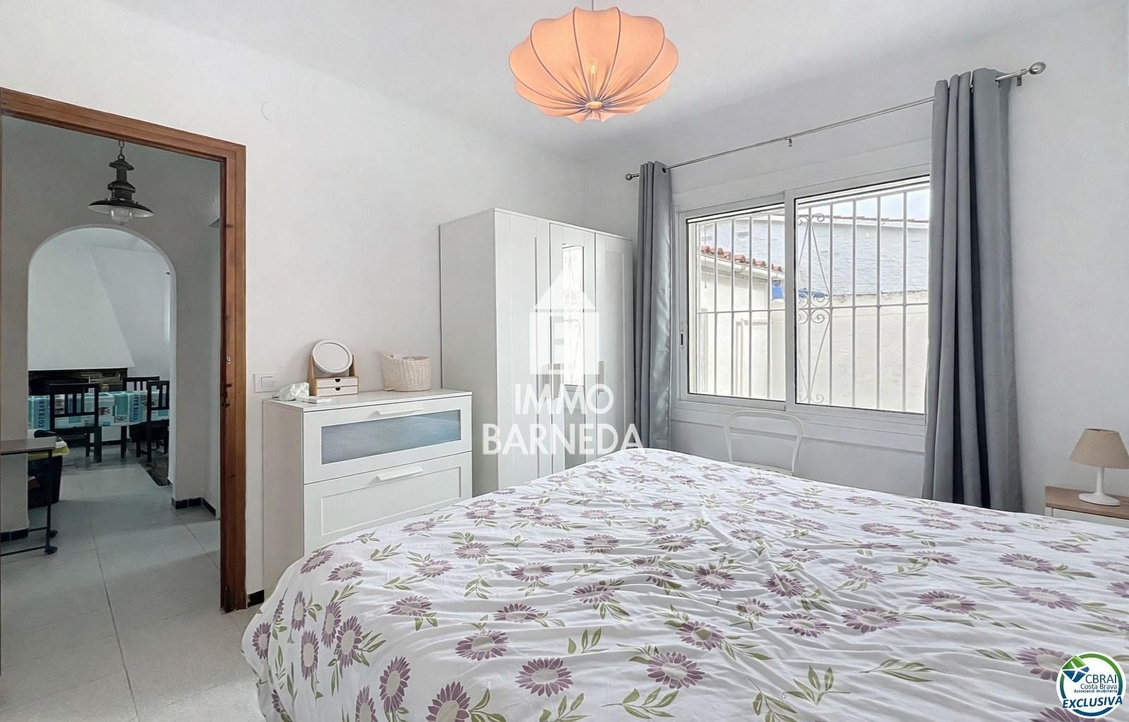 Detached Villa for sale in Empuriabrava, with 1,539 ft2, 4 rooms and 2 bathrooms and Garage.
