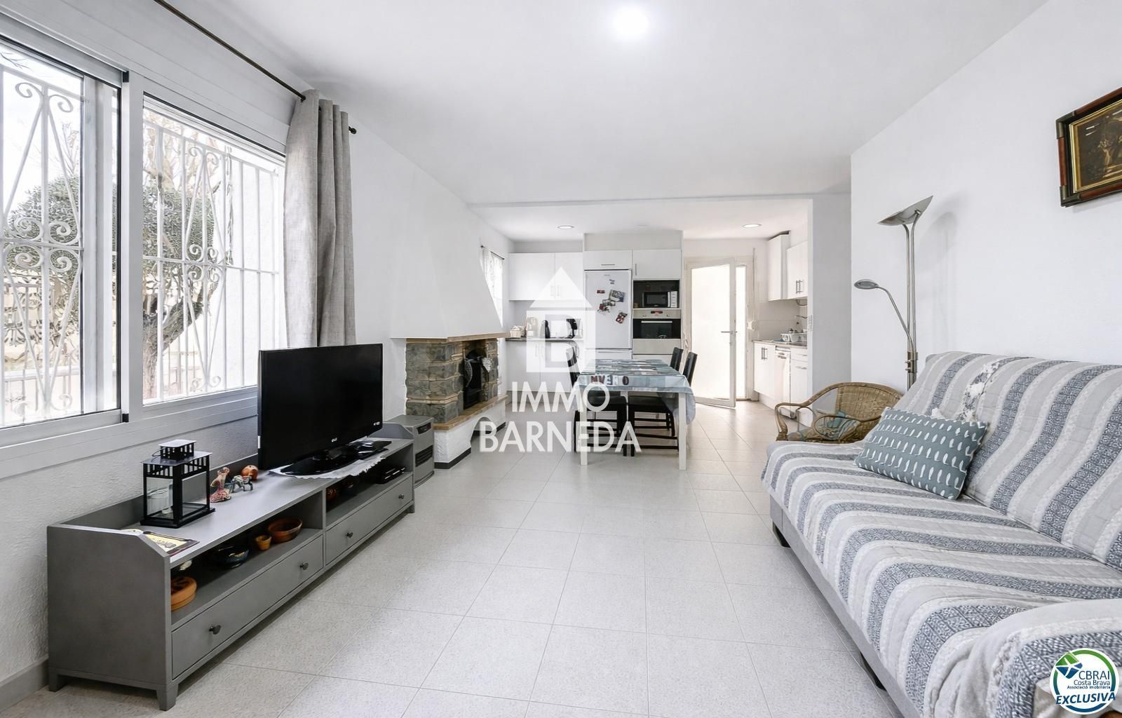 Detached Villa for sale in Empuriabrava, with 1,539 ft2, 4 rooms and 2 bathrooms and Garage.