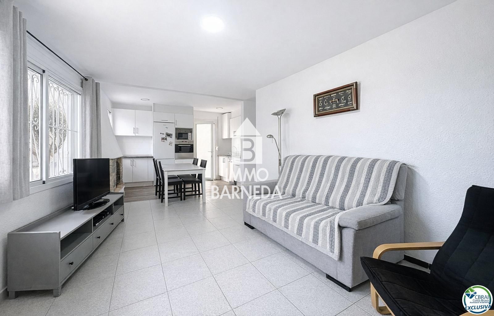 Detached Villa for sale in Empuriabrava, with 1,539 ft2, 4 rooms and 2 bathrooms and Garage.