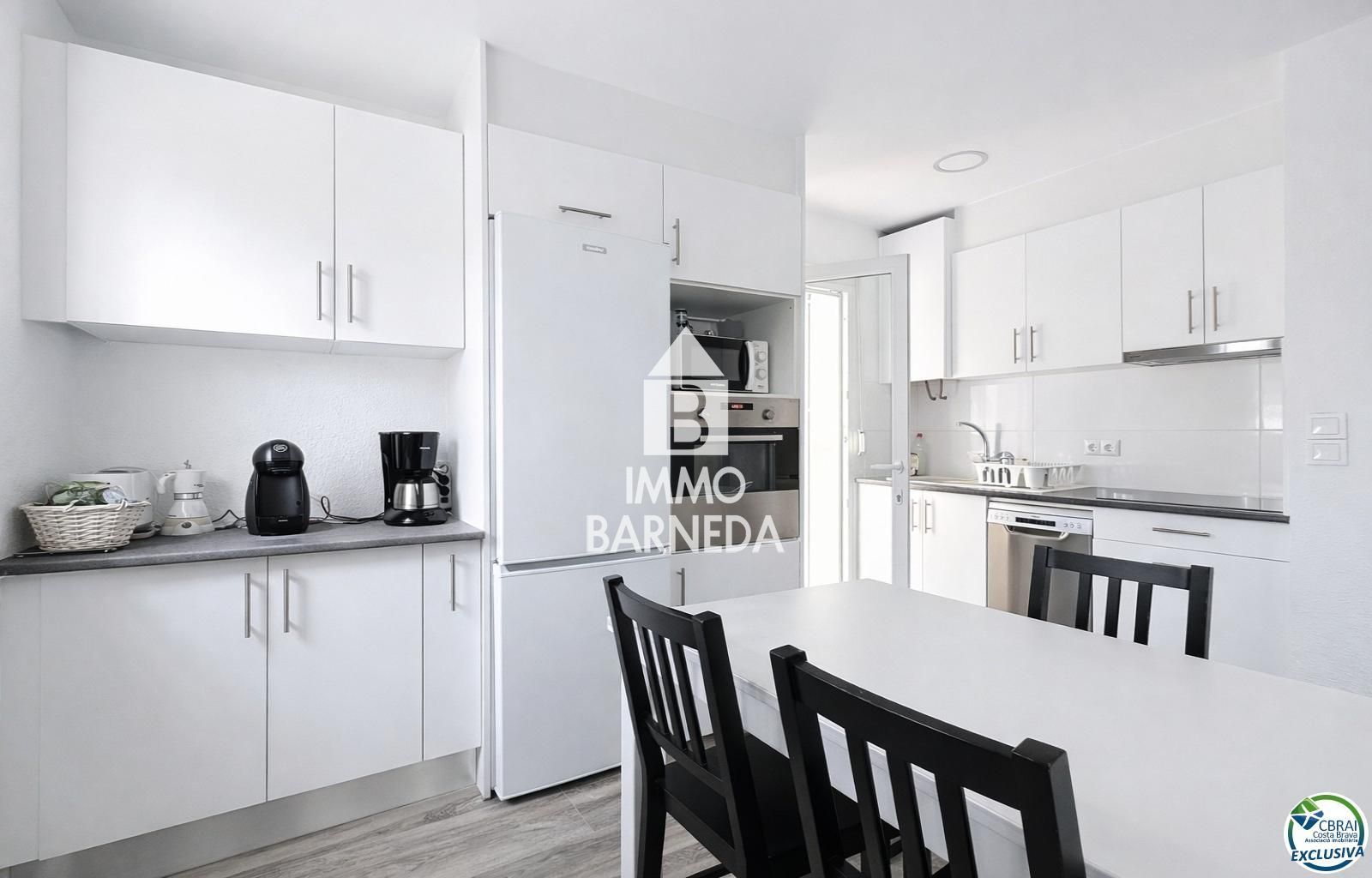 Detached Villa for sale in Empuriabrava, with 1,539 ft2, 4 rooms and 2 bathrooms and Garage.