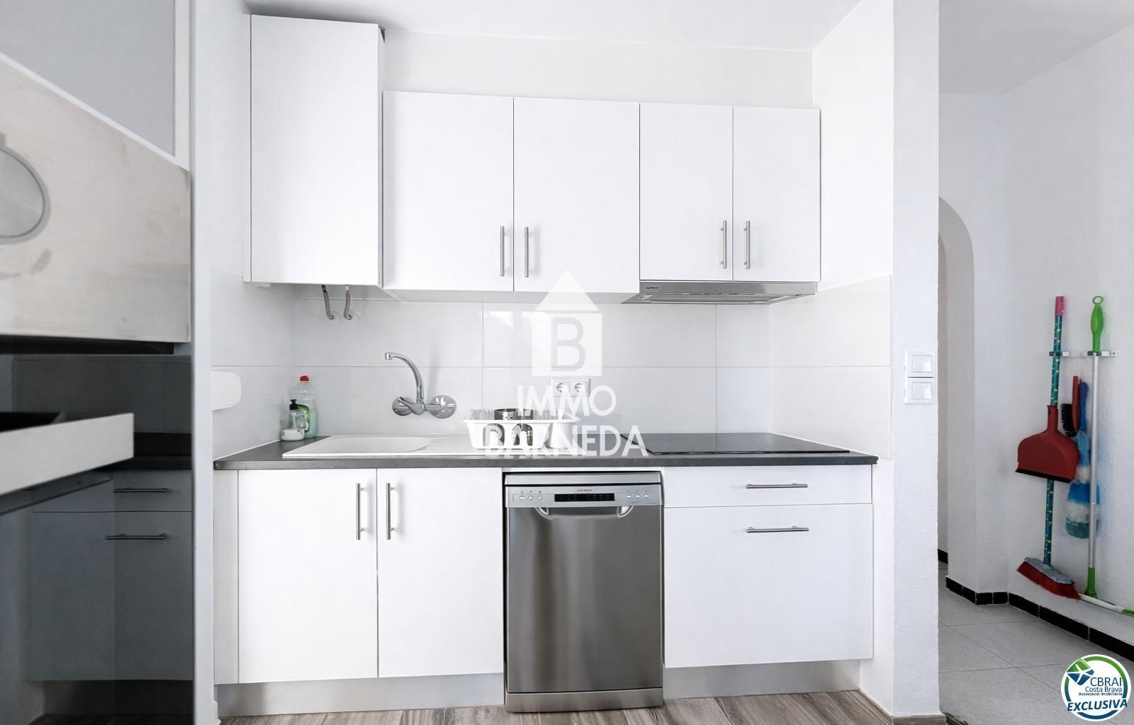 Detached Villa for sale in Empuriabrava, with 1,539 ft2, 4 rooms and 2 bathrooms and Garage.