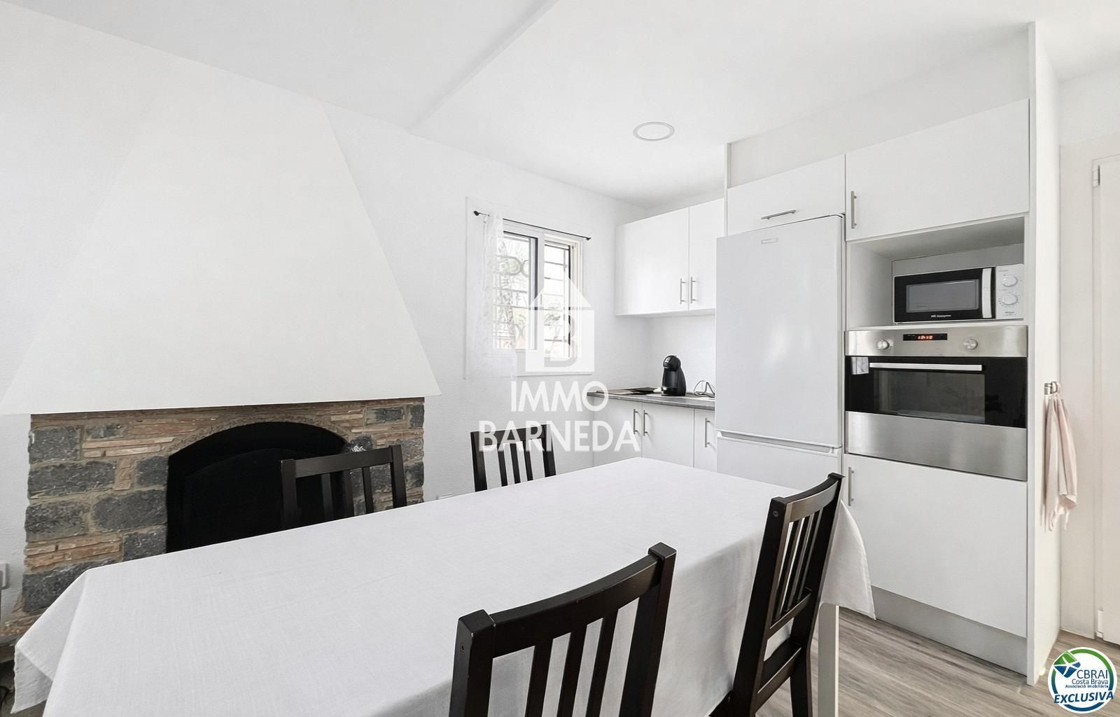 Detached Villa for sale in Empuriabrava, with 1,539 ft2, 4 rooms and 2 bathrooms and Garage.