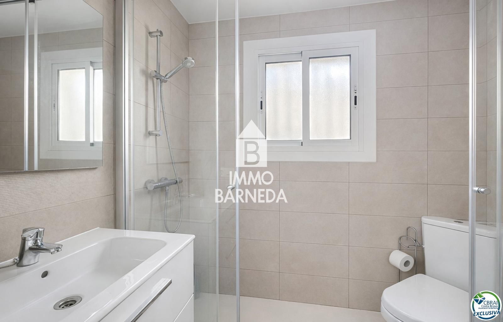 Detached Villa for sale in Empuriabrava, with 1,539 ft2, 4 rooms and 2 bathrooms and Garage.