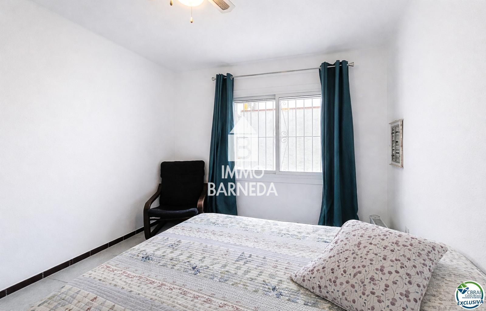 Detached Villa for sale in Empuriabrava, with 1,539 ft2, 4 rooms and 2 bathrooms and Garage.