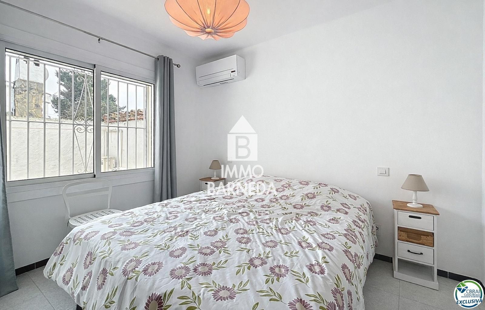 Detached Villa for sale in Empuriabrava, with 1,539 ft2, 4 rooms and 2 bathrooms and Garage.