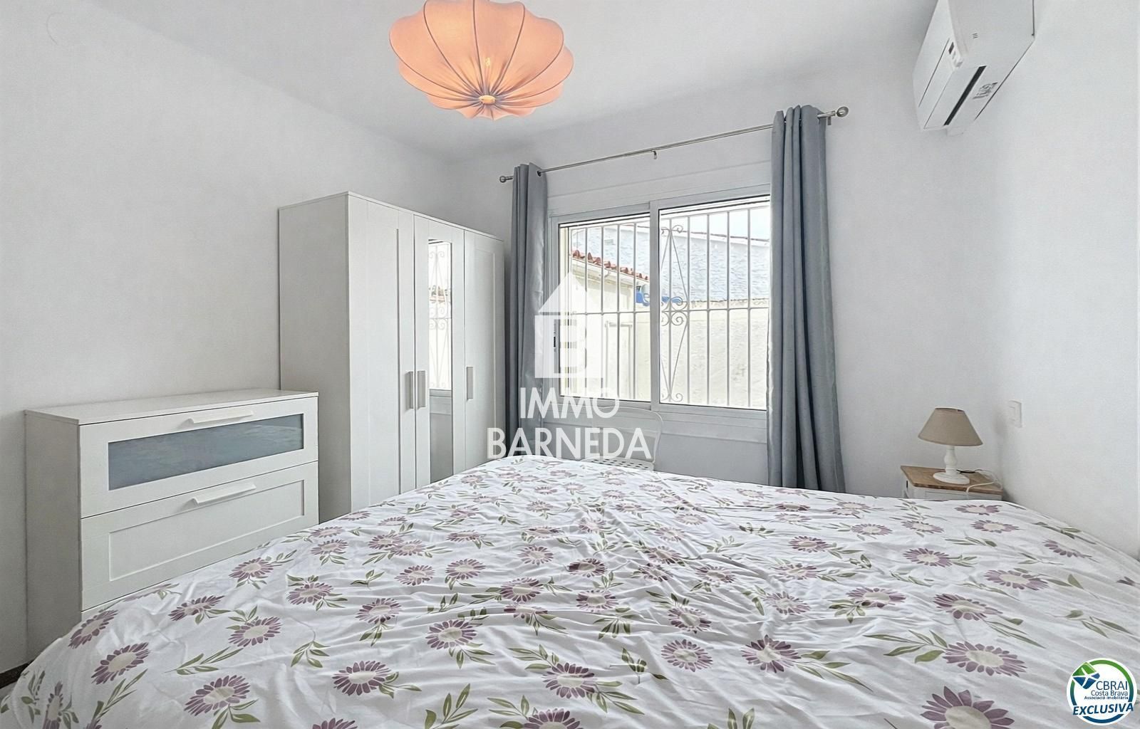 Detached Villa for sale in Empuriabrava, with 1,539 ft2, 4 rooms and 2 bathrooms and Garage.