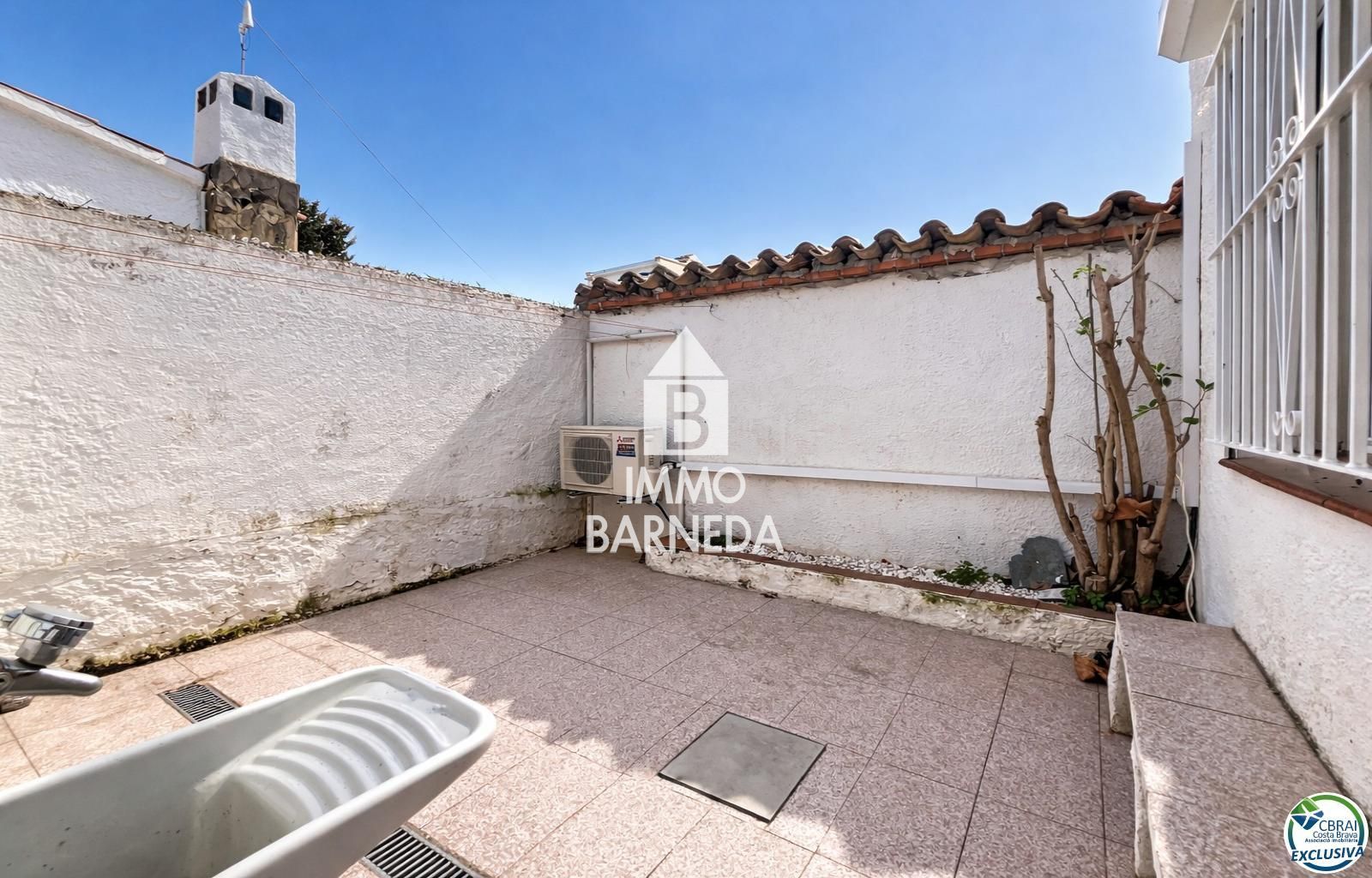 Detached Villa for sale in Empuriabrava, with 1,539 ft2, 4 rooms and 2 bathrooms and Garage.